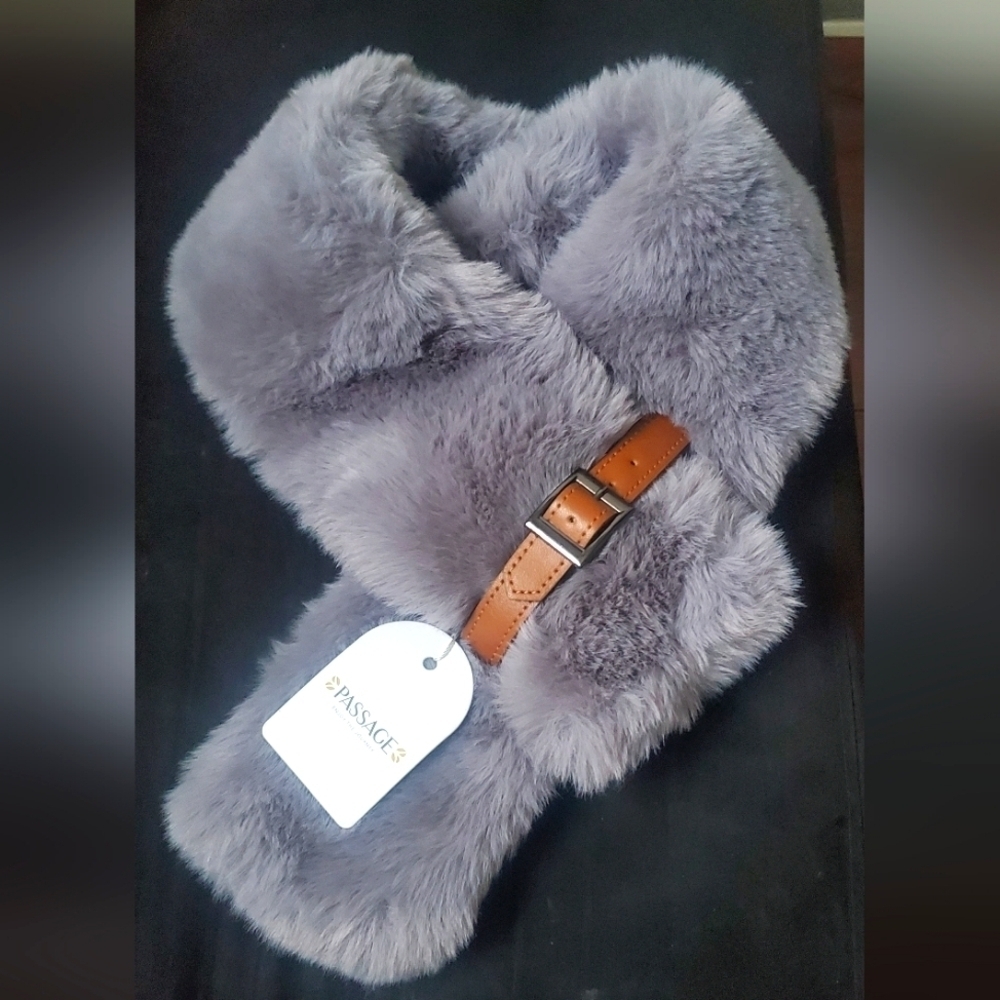 Passage Faux Fur Neck Scarf Gray Buckle